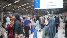 Tampak para penumpang kereta api yang akan mudik ke berbagai daerah. PT KAI Daop 2 Bandung mencatat melayani 415 ribu pelanggan selama 12 hari Angleb 2026.
