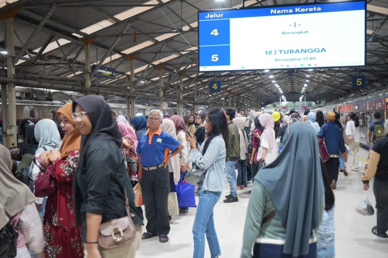 Tampak para penumpang kereta api yang akan mudik ke berbagai daerah. PT KAI Daop 2 Bandung mencatat melayani 415 ribu pelanggan selama 12 hari Angleb 2026.