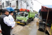 Wali Kota Bandung M Farhan saat memantau pengangkutan sampah di beberapa titik kota Bandung. PJ/Dok