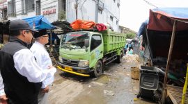 Wali Kota Bandung M Farhan saat memantau pengangkutan sampah di beberapa titik kota Bandung. PJ/Dok