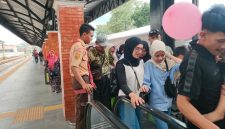 Salah seorang pramuka saat melayani pelanggan KA Daop 2 Bandung. PJ/Dok