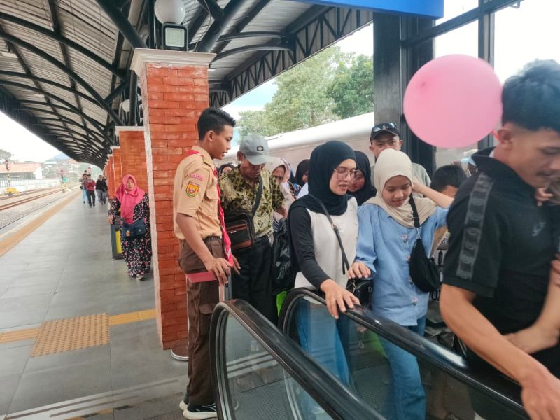 Salah seorang pramuka saat melayani pelanggan KA Daop 2 Bandung. PJ/Dok