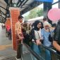 Salah seorang pramuka saat melayani pelanggan KA Daop 2 Bandung. PJ/Dok