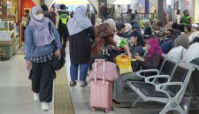 Tampak penumpang arus balik di stasiun KA Bandung. Sekitar 25 ribu lebih kedatangan memadati sejumlah stasiun di Daop 2 Bandung. PJ/Dok