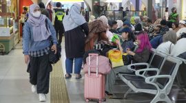 Tampak penumpang arus balik di stasiun KA Bandung. Sekitar 25 ribu lebih kedatangan memadati sejumlah stasiun di Daop 2 Bandung. PJ/Dok