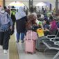 Tampak penumpang arus balik di stasiun KA Bandung. Sekitar 25 ribu lebih kedatangan memadati sejumlah stasiun di Daop 2 Bandung. PJ/Dok