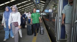 Tampak seorang porter membantu membawakan barang penumpang kereta api. ***