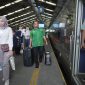 Tampak seorang porter membantu membawakan barang penumpang kereta api. ***