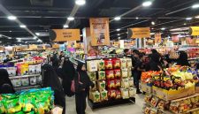 Para santri yatim piatu dan dhuafa diajak berbelanja kebutuhan lebaran oleh MT Al-Jabbar 86. PJ/Mal