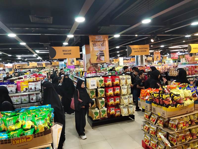 Para santri yatim piatu dan dhuafa diajak berbelanja kebutuhan lebaran oleh MT Al-Jabbar 86. PJ/Mal