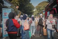 Masyarakat yang bersiap mengikuti mudik gratis bareng Len 2026 di halaman Gedung Sate Bandung. PJ/Dok 