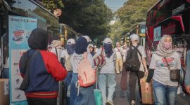 Masyarakat yang bersiap mengikuti mudik gratis bareng Len 2026 di halaman Gedung Sate Bandung. PJ/Dok 