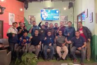 Foto bersama Ketua Umum KONI Kota Bandung Dr. Nuryadi.MPd dengan Pokja wartawan olahraga. (Foto Asep humas KONI)