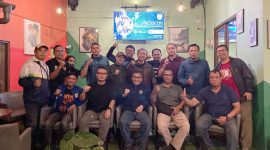 Foto bersama Ketua Umum KONI Kota Bandung Dr. Nuryadi.MPd dengan Pokja wartawan olahraga. (Foto Asep humas KONI)