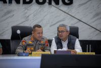 Wali Kota Bandung, Muhammad Farhan, saat Rakor Lintas Sektoral Operasi Ketupat Lodaya 2026 tingkat Mabes Polri melalui Zoom Meeting, di Aula Mapolrestabes Bandung, Senin, (2/3/2026).