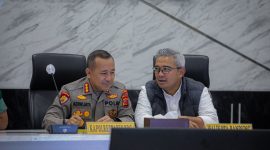 Wali Kota Bandung, Muhammad Farhan, saat Rakor Lintas Sektoral Operasi Ketupat Lodaya 2026 tingkat Mabes Polri melalui Zoom Meeting, di Aula Mapolrestabes Bandung, Senin, (2/3/2026).