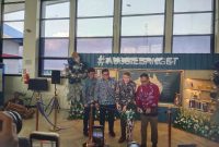 Duta Besar Australia untuk Indonesia Rod Brazier dan Wakil Rektor Parman Sukarno, Ph.D meresmikan AussieBanget corner di perpustakaan Telkom University dengan menggunting pita bersama. PJ/Mal