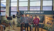 Duta Besar Australia untuk Indonesia Rod Brazier dan Wakil Rektor Parman Sukarno, Ph.D meresmikan AussieBanget corner di perpustakaan Telkom University dengan menggunting pita bersama. PJ/Mal