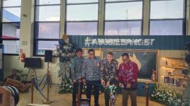 Duta Besar Australia untuk Indonesia Rod Brazier dan Wakil Rektor Parman Sukarno, Ph.D meresmikan AussieBanget corner di perpustakaan Telkom University dengan menggunting pita bersama. PJ/Mal