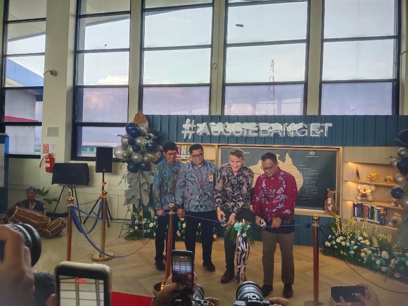 Duta Besar Australia untuk Indonesia Rod Brazier dan Wakil Rektor Parman Sukarno, Ph.D meresmikan AussieBanget corner di perpustakaan Telkom University dengan menggunting pita bersama. PJ/Mal
