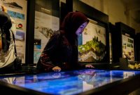 Salah satu wisatawan saat mengunjungi Museum Geologi. PJ/Dok