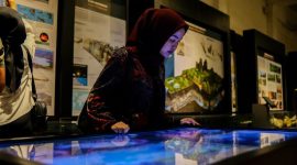 Salah satu wisatawan saat mengunjungi Museum Geologi. PJ/Dok