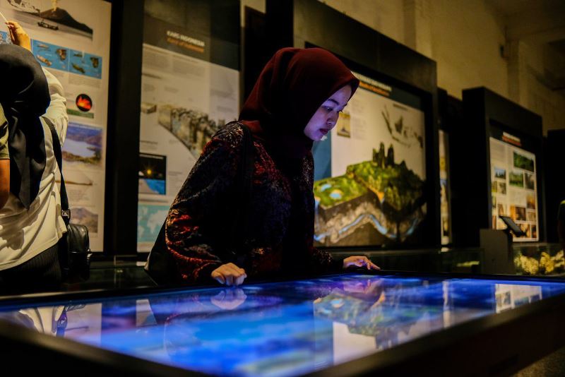 Salah satu wisatawan saat mengunjungi Museum Geologi. PJ/Dok