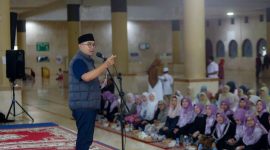 Wali Kota Bandung M Farhan saat menutup Safari Ramadhan di Masjid Agung. PJ/Dok 