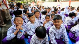 Tampak keceriaan di wajah para murid SDN 121 Caringin Holis saat Hari Pertama Sekolah. PJ/Dok