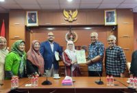 Ketua Umum IKWI Indah Kirana saat menerima sertifikat dari konsultan HAKI, Ryan Hartono dari Harmet & Co. PJ/Dok