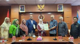 Ketua Umum IKWI Indah Kirana saat menerima sertifikat dari konsultan HAKI, Ryan Hartono dari Harmet & Co. PJ/Dok