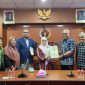 Ketua Umum IKWI Indah Kirana saat menerima sertifikat dari konsultan HAKI, Ryan Hartono dari Harmet & Co. PJ/Dok
