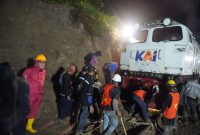 KAI Daop 2 Bandung memastikan proses evakuasi dan penanganan rangkaian KA Ciremai sebelumnya tertimpa longsoran di petak jalan Maswati – Sasaksaat telah selesai dilaksanakan. PJ/Dok