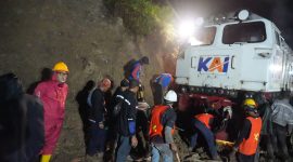 KAI Daop 2 Bandung memastikan proses evakuasi dan penanganan rangkaian KA Ciremai sebelumnya tertimpa longsoran di petak jalan Maswati – Sasaksaat telah selesai dilaksanakan. PJ/Dok