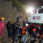 KAI Daop 2 Bandung memastikan proses evakuasi dan penanganan rangkaian KA Ciremai sebelumnya tertimpa longsoran di petak jalan Maswati – Sasaksaat telah selesai dilaksanakan. PJ/Dok