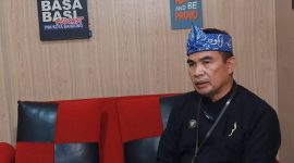 Kadisdukcapil Kota Bandung Tatang Muhtar saat menjadi narsum di Basa Basi Podcast Pokja PWI Kota Bandung, Kamis 2April 2026. PJ/Dok