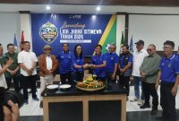 Asprov PSSI Jabar bersama Ketua DPRD Jabar Buky Wibawa meluncurkan Jabar Istimewa satu anak satu bola. PJ/Joel