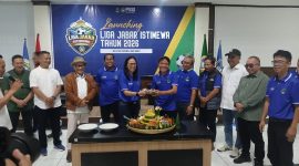 Asprov PSSI Jabar bersama Ketua DPRD Jabar Buky Wibawa meluncurkan Jabar Istimewa satu anak satu bola. PJ/Joel