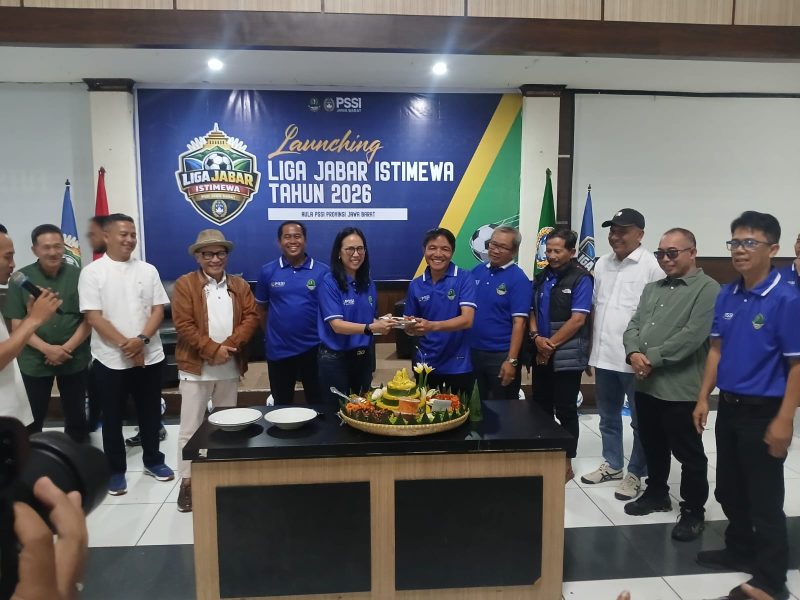 Asprov PSSI Jabar bersama Ketua DPRD Jabar Buky Wibawa meluncurkan Jabar Istimewa satu anak satu bola. PJ/Joel