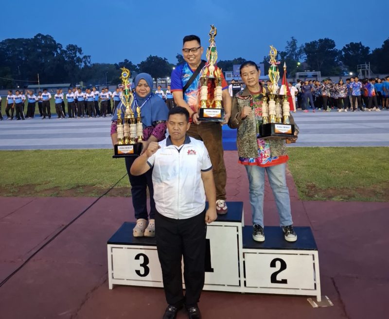 Dr. Trio Arsefto Sakut.MP. AIFO (tengah atas) Ketua Pengprov MPI Jawa Barat berpose bersama dengan para juara MPI Jabar. PJ/Dok