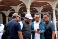 GM Region Network Operations and Productivity Jawa Barat Telkomsel, Danny Agus Triawan (dua dari kanan) bersama Vice President Area Network Operations Jabotabek Jabar Telkomsel, Iswandi (tiga dari kanan) saat meninjau kondisi jaringan di Masjid Agung Sumedang. PJ/Dok Telkomsel