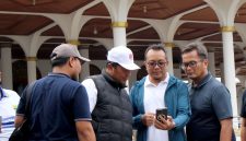 GM Region Network Operations and Productivity Jawa Barat Telkomsel, Danny Agus Triawan (dua dari kanan) bersama Vice President Area Network Operations Jabotabek Jabar Telkomsel, Iswandi (tiga dari kanan) saat meninjau kondisi jaringan di Masjid Agung Sumedang. PJ/Dok Telkomsel