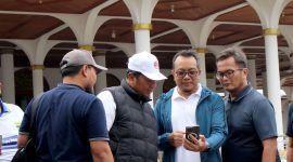 GM Region Network Operations and Productivity Jawa Barat Telkomsel, Danny Agus Triawan (dua dari kanan) bersama Vice President Area Network Operations Jabotabek Jabar Telkomsel, Iswandi (tiga dari kanan) saat meninjau kondisi jaringan di Masjid Agung Sumedang. PJ/Dok Telkomsel