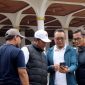 GM Region Network Operations and Productivity Jawa Barat Telkomsel, Danny Agus Triawan (dua dari kanan) bersama Vice President Area Network Operations Jabotabek Jabar Telkomsel, Iswandi (tiga dari kanan) saat meninjau kondisi jaringan di Masjid Agung Sumedang. PJ/Dok Telkomsel
