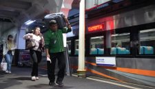 Tampak kedatangan para penumpang KA di wilayah Daop 2 Bandung. PT KAI mencatat On Time Performance atau ketepatan waktu keberangkatan mencapai 99.80 persen. PJ/Dok