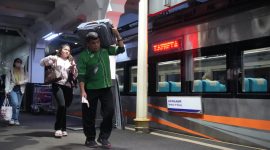 Tampak kedatangan para penumpang KA di wilayah Daop 2 Bandung. PT KAI mencatat On Time Performance atau ketepatan waktu keberangkatan mencapai 99.80 persen. PJ/Dok