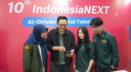 General Manager Mobile Consumer Business Region Jawa Barat Telkomsel Anandoz Bangsawan saat menjelaskan cara mendaftar IndonesiaNEXT tahun ke-10 saat Road Show to Campus di ITB, Selasa (14/4/2026). PJ/Dok