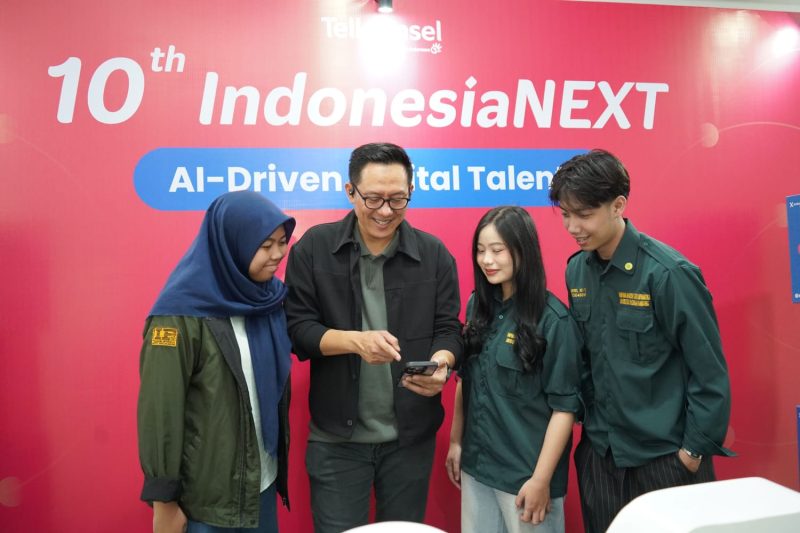 General Manager Mobile Consumer Business Region Jawa Barat Telkomsel Anandoz Bangsawan saat menjelaskan cara mendaftar IndonesiaNEXT tahun ke-10 saat Road Show to Campus di ITB, Selasa (14/4/2026). PJ/Dok