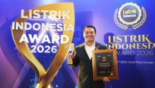 Direktur Utama SEI, I Made Sandika Dwiantara, menerima penghargaan dari majalah listrik Indonesia. PJ/Dok