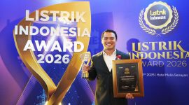 Direktur Utama SEI, I Made Sandika Dwiantara, menerima penghargaan dari majalah listrik Indonesia. PJ/Dok